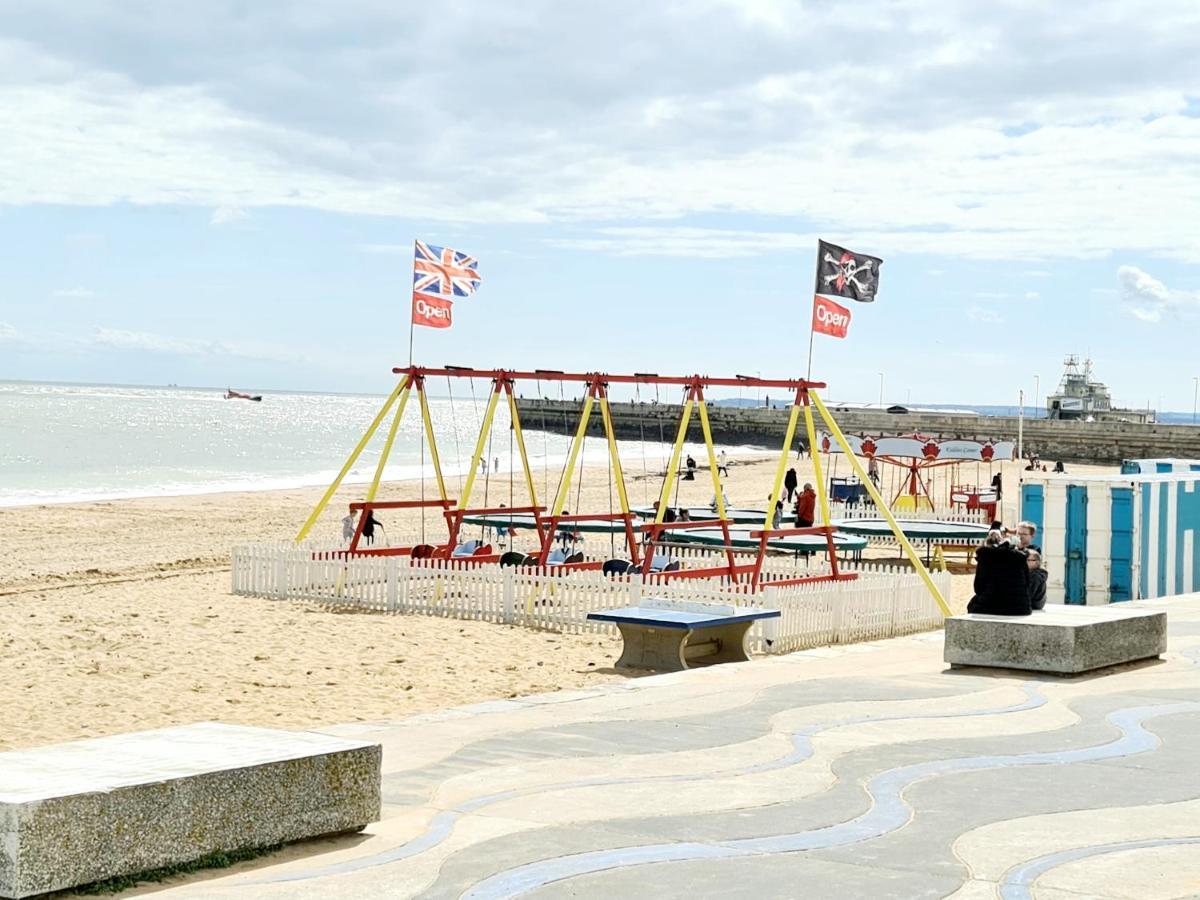 Seas The Day - Beachfront Apartment - Sleeps 4 Ramsgate Luaran gambar